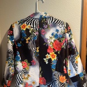 Beautiful fitted floral buttoned jacket